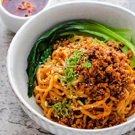 Dan Dan Noodles Recipe, Sambal Sauce, Chinese Street Food, Dan Dan Noodles, Spicy Noodle, Asian Noodle Recipes, Wheat Noodles, Veggie Stock, Asian Noodle