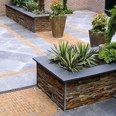 Stone Planter, Diy Concrete Planters, Landscaping Retaining Walls, Back Garden Design, Front Yards, Patio Garden Design, Stone Planters, Walled Garden, Garden Deco