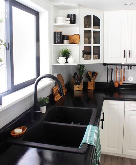 Make a major statement in your kitchen with the black sink trend. Black Kitchen Design, Black And White Kitchen, Matte Black Faucet, Black Countertops, Black Sink, New Kitchen Cabinets, Kitchen Trends, Diy Interior, Trendy Kitchen