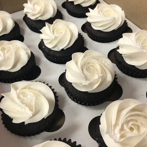 Black And White Wedding Desserts, Black Theme Party Decorations, Black And White Cupcakes Wedding, Black And White Birthday Aesthetic, Black And White Desserts, Umrah Party, White Wedding Cupcakes, Black And White Cupcakes, Engagement Cupcakes