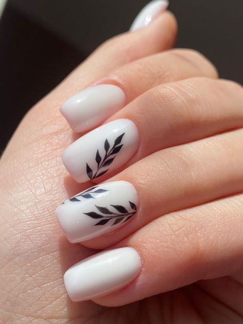 Nail Ideas With Leaves, White Nails With Leaves, Leaves On Nails, Leaf Nail Designs, Nail Art Blanc, Ivy Nails, Mom Nails, Nail Drawing, Nail Art For Beginners