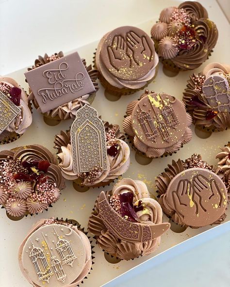 Eid Mubarak Cupcakes, Ramadan Box Ideas, Ramadan Gifts Ideas, Eid Mubarak Food, Ramadan Chocolate, Ramadan Cake, Eid Chocolates, Eid Cupcakes, Eid Sweets