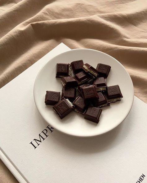 chocolate food and aesthetic image <img alt= src="https://data.whicdn.com/images/346118103/origin Romeo I Julia, Chocolate Girls, Ritter Sport, Cream Aesthetic, Think Food, Healthy Chocolate, Brown Aesthetic, Puddings, Fashion Kids