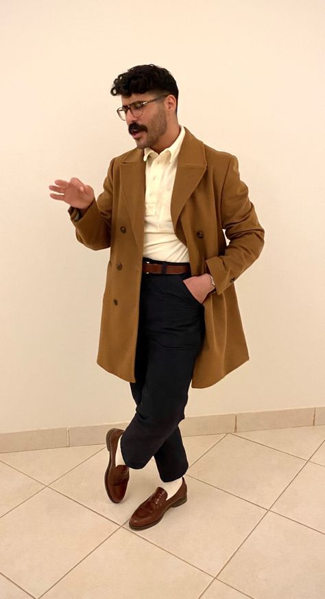 Tucked shirt, peacoat, loafers Librarian Style Men, Oxford Men Outfit, Light Academia Outfit Men, Nerd Guy Aesthetic, Dark Academia Professor, Psychologist Outfit, Librarian Outfit, Light Academia Clothes, Professor Lupin