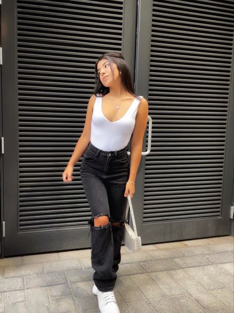 White Body Suit, Closet Inspiration, Bodysuit Black, White Bodysuit, Body Suit, Mom Jeans, Black Jeans, Fashion Outfits, Black And White