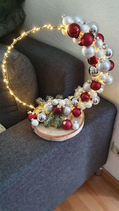 Mason Jar Christmas Decorations, Christmas Decorations Centerpiece, Diy Christmas Wreaths, Fairy Crafts, Christmas Centerpieces Diy, Wine Bottle Diy Crafts, Christmas Ornament Wreath, Christmas Wreaths To Make, Christmas Swags