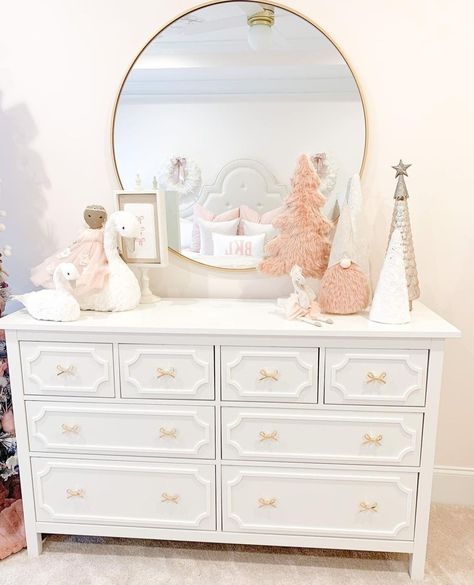 Pink Gold And White Bedroom Ideas, Toddler Room Dresser Decor, Simple Princess Room Ideas, Gold And White Nursery, Vintage Bow Nursery, Pink White Gold Nursery, Girly Kids Room, Girl Nursery Mirror, Toddler Girl Dresser Decor