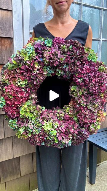 𝐌𝐎𝐒𝐒 𝐀𝐑𝐎𝐔𝐍𝐃 𝐒𝐓𝐔𝐃𝐈𝐎 on Instagram: "Don’t wait until your hydrangeas dry out completely and get ruined by the cold. The deep hues of late-summer hydrangeas are perfect for DIY home decorating.🌸 Create a simple arrangement or a stunning fall wreath. Pick the blooms, remove the leaves and cut the stems to about 3 inches. Weave the stems between twigs, securing them with floral wire. Pack the blooms tightly so the wreath is really full. Keep your wreath away from direct sunlight and let it dry naturally. 💜🍂 #DIYdecor #FallWreath #HydrangeaDecor #Crafting  #wreath #falldecor #interiordesign #diyhomedecor #wreathmaking #diy #handmade #hortensia #wianek" Wreaths With Dried Flowers, Dried Hydrangea Wreath, Hydrangea Wreath Diy, Fall Flower Pots, Fall Hydrangea Wreath, Fall Hydrangea, Moss Wreath, Diy Instagram, Dried Hydrangeas