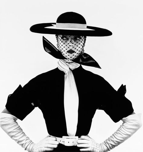 Ph: Irving Penn. Black and White  Vogue  Cover (Jean Patchett) , New York, 1950 Gelatin silver print © Condé Nast Famous Portrait Photographers, Martin Munkacsi, Jean Paul Goude, Best Fashion Photographers, David Lachapelle, Edward Steichen, Famous Portraits, Irving Penn, Guy Bourdin