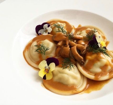 Pretty Pasta Dishes, Ravioli Plating Presentation, Ravioli Presentation, Ravioli Fine Dining, Ravioli Plating, Pasta Presentation, Ravioli Gourmet, Gourmet Ravioli, Ravioli Lobster