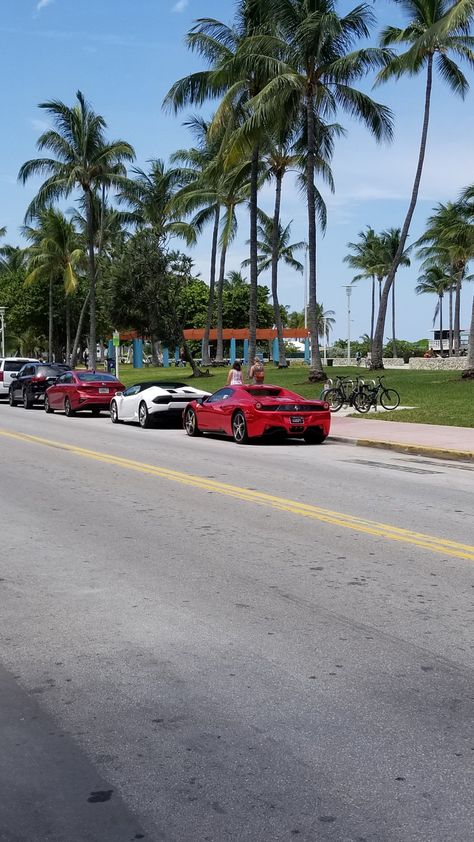 Plane Hangar, Miami Cars, Miami Aesthetic, Miami Summer, Places In Florida, Beach Cars, Miami Life, Makijaż Smokey Eye, Parking Space