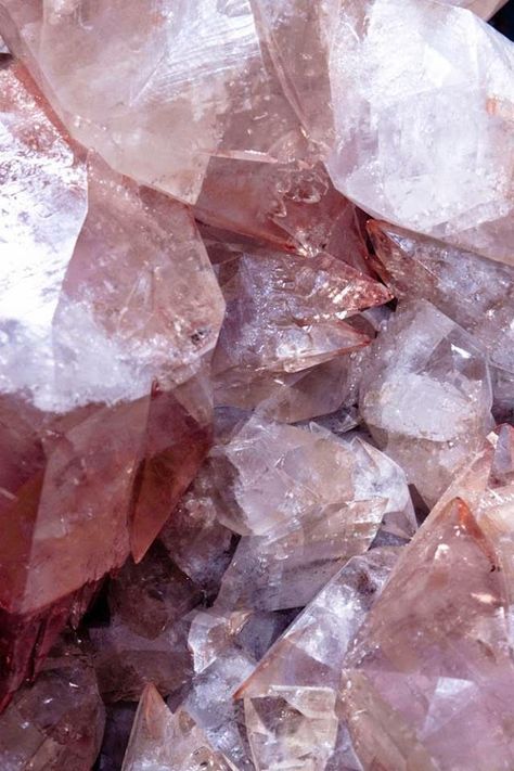 Base Eyes, Pictures Of Crystals, Crystal Background, Rose Gold Aesthetic, Glitter Gloss, Crystal Aesthetic, Beauty Aesthetic, Pretty Rocks, Gold Aesthetic