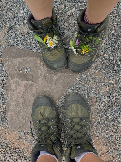 Best Hiking Shoes For Women, Hiking Shoes For Women, Summer Hiking Boots, Forest Paths, Granola Aesthetic, Rugged Mountains, Hiking Summer, Granola Girl Aesthetic, Hiking Outfits