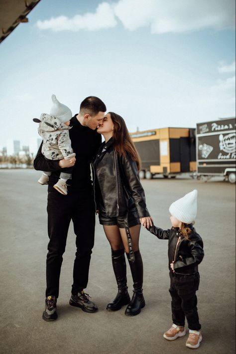 Grunge Family Photos, Photoshoot Leather Jacket, Edgy Family Photoshoot, Grunge Photos, Fun Family Photos, Family Pic, Family Shoot, Pics Ideas, Fall Family Photos