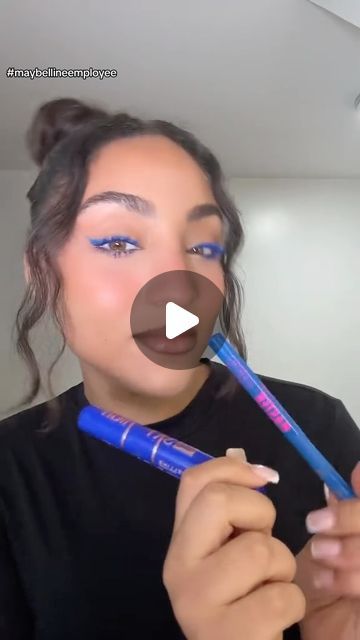 Maybelline New York on Instagram: "Our new Master Precise Liquid Liner Cobalt Blue and Sky High Mascara in Blue Mist are the perfect pairing to add a pop of color to your look, and they are beginner-friendly! 💙@gesellex3 #maybellineemployee #bluemakeup #affordablemakeup" Blue Eyeliner Tutorial, Blue Underliner Make Up, Blue Mascara Blue Eyes, Colored Mascara Looks, Blue Liner Makeup Look, Blue Liner Makeup, Cobalt Blue Eye Makeup, Blue Mascara Looks, Cobalt Eyeliner