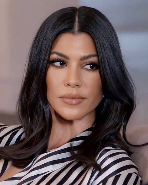 Kourtney Kardashian Makeup, Kylie Jenner Short Hair, Kourtney Kardashian Hair, Woman Images, Lob Styling, Kardashian Hair, Pic Beautiful, Middle Part Hairstyles, Lob Hairstyle