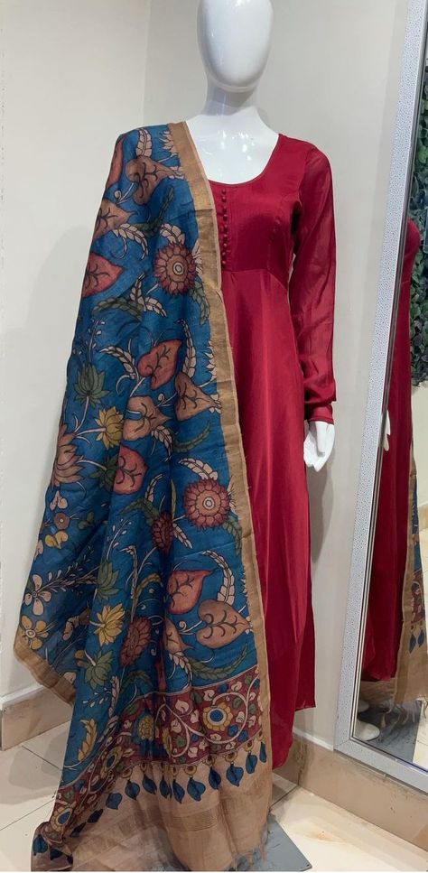 Kalamkari Chunni Dresses, Pen Kalamkari Dresses, Penkalamkari Saree, Kalamkari Blouse Designs, Yemeni Clothes, Kalamkari Dresses, Kalamkari Blouse, Tussar Silk Sarees, Hand Painted Designs