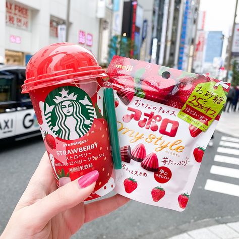 Strawberry Starbucks Drink, Japanese Starbucks, Fridge Stock, Strawberry Snacks, Japanese Candy Snacks, Japanese Chocolate, Starbucks Strawberry, Strawberry Aesthetic, Berry Yogurt