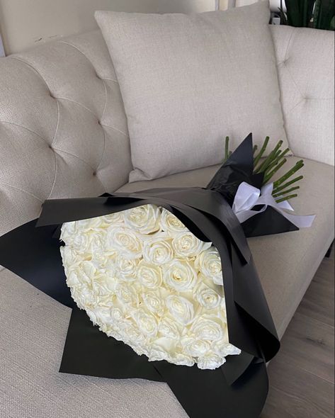 17 Doğum Günü, Luxury Flower Bouquets, Boquette Flowers, Flower Gift Ideas, Flowers Bouquet Gift, Nothing But Flowers, Glitter Roses, Flower Therapy, Beautiful Bouquet Of Flowers