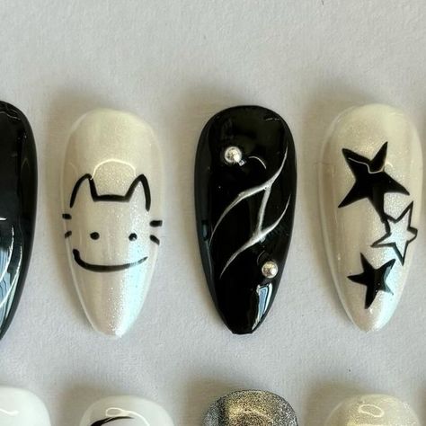 Black Cat On Nails, Nails Cat Design, Cat Nails Acrylic, Cat Nails Design, Black Cat Nails, Nail Cat, Cat Nail Designs, Silhouette Nails, Cat Nail Art