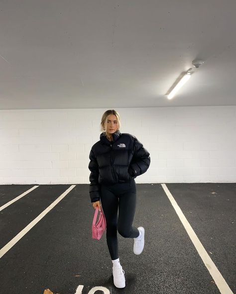 SOPHIA TUXFORD on Instagram: “hiiii🖤💖🖤” North Face Puffer Jacket Outfit, North Face Jacket Outfit, Sophia Tuxford, Doudoune The North Face, Outfits Leggins, Puffer Outfit, Puffer Jacket Outfit, North Face Puffer Jacket, Image Swag