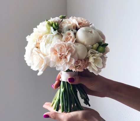 Brides Flowers Bouquet, Small Wedding Bouquets, Simple Wedding Bouquets, Wedding Bouquets Pink, Bridal Bouquet Flowers, Hand Bouquet, White Wedding Bouquets, Bride Flowers, White Bouquet