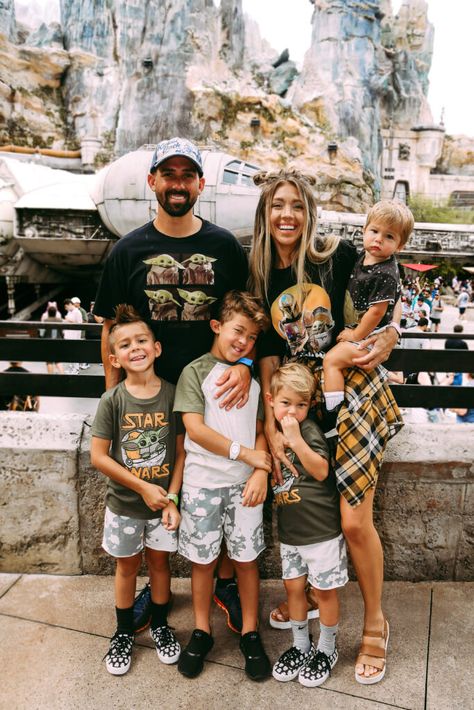 Family Amusement Park Outfits, Family Outfits For Disneyland, Family Disney Outfits Star Wars, Hollywood Studios Outfit Family, Family Disneyland Outfits, Disney World Outfits Family Hollywood Studios, Starwars Outfits For Disney, Disney World Aesthetic Outfits Family, Magic Kingdom Family Outfits