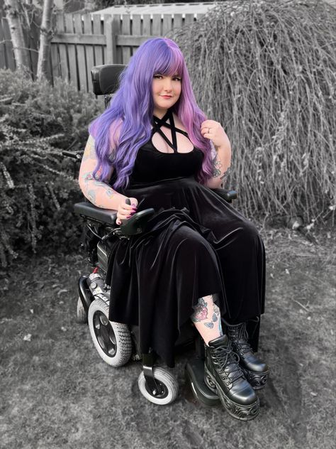 Plus Size Gothic Outfits, Goth Fashion Plus Size, Fat Goth Girl, Plus Size Gothic Fashion, Chubby Goth Girl, Chubby Alternative Fashion, Chubby Goth Outfit, Plus Size Emo, Goth Outfits Plus Size