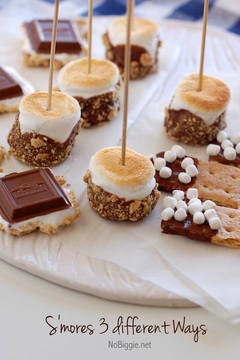 S'mores three different ways! It's no secret I love s'mores in all shapes and sizes. In fact, I have an entire Pinterest Board dedicated to all things 'S'mores'. So when Ghirardelli invited me to try out their newest chocolate flavors, I thought it would be fun to try them out using one of my favorite ways to eat chocolate: s'mores! So here's the thing...when it comes to s'mores, I think we all have a hero in the trio. Is it the smooth chocolate, the gooey marshmallow or the crunchy graham ... Marshmallow Smores On A Stick, Desserts On A Stick, Dessert Smores, Blanket Tent, Indoor Smores, Night Dessert, Smores Bar, Three Ingredient Recipes, Movie Snacks