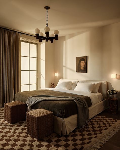 Soho House Bedrooms, Modern French Interior Design Bedroom, Architectural Digest Bedrooms, Organic Modern Primary Bedroom, Burlwood Bedroom, Moody Organic Modern Bedroom, Cosy Neutral Bedroom, Soho Home Bedroom, California Modern Bedroom