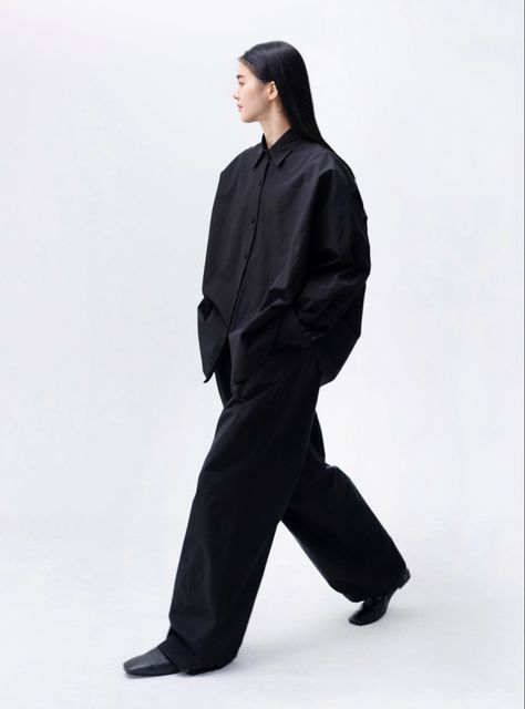 Japanese Fashion 2024, Black And White Fashion Outfits, Minimalist Fashion Winter, Cos Outfit, Sleek Outfit, Minimalism Fashion, Minimal Streetwear, Zapatos Mary Jane, Stay Soft