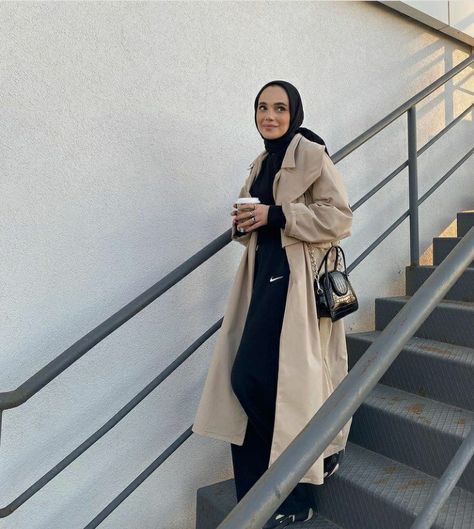 Trench Coat Outfit Hijab, Black Outfit Hijab, Beige Trench Coat Outfit, Celana Jogger Wanita, Hijabi Fits, Hijabi Outfit, Street Hijab Fashion, Modern Hijab Fashion, Trench Coat Outfit