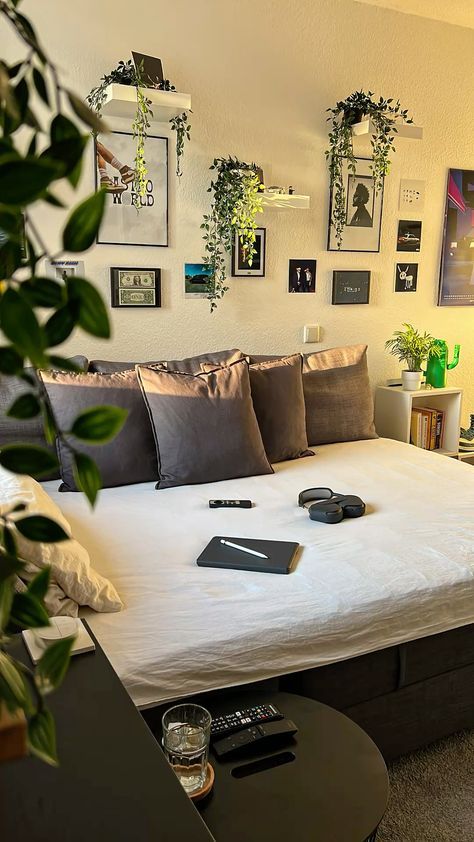 Guys Room Inspiration, Bedroom Ashestic Ideas, Boys Room Aesthetic, Apartment Bedroom Decor For Couples, Art Deco Bedrooms, Zen Bedroom Ideas, Black Living Room Decor, Black Bedroom Design, Dream Apartment Decor