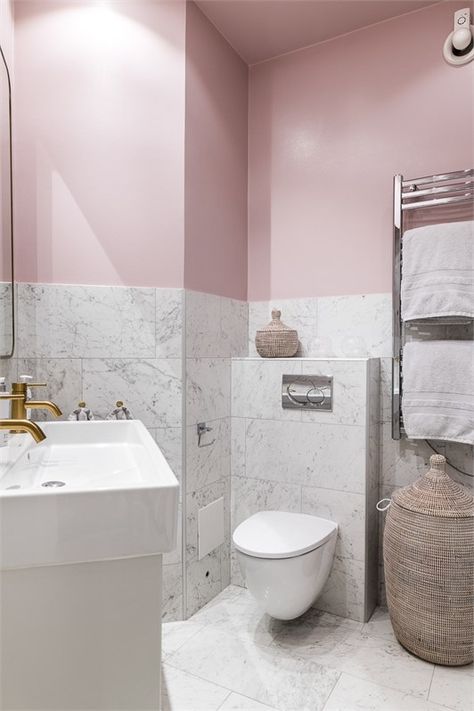 Pink bathroom with fake Carrara marble tiles for a durable finish. Both walls and ceiling are painted pink. Details in both brass and steel. His and her sink. Grey White Pink Bathroom, Bathroom With Pink Ceiling, Pink Bathroom White Tiles, Marble Pink Bathroom, Tiled Wall In Bathroom, Pink White Bathroom Ideas, Pink And Chrome Bathroom, Pink Bathroom Ceiling, Pink And Charcoal Bathroom