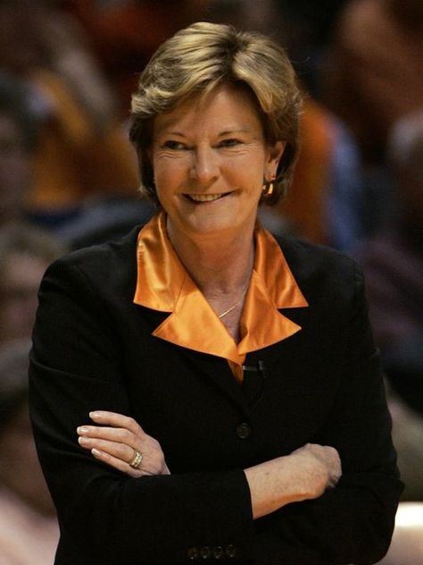 Legendary Tennessee coach Pat Summitt dies at 64 Lady Vols Basketball, Pat Summitt, Rocky Top Tennessee, Tn Vols, Basketball History, Basketball Goals, Ncaa Basketball, Basketball Legends, Basketball Coach