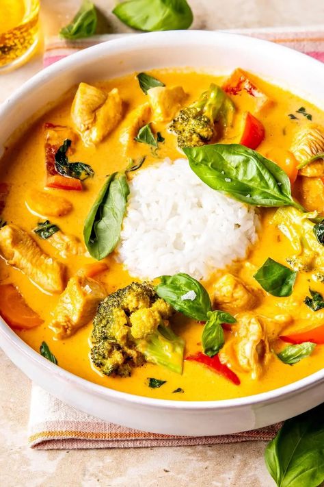 THAI RED CURRY WITH CHICKEN Thai Red Curry Recipe, Green Curry Sauce, Green Curry Chicken, Thai Chicken Curry, Red Curry Chicken, Red Thai, Come Dine With Me, Red Chicken, Chicken Curry Salad