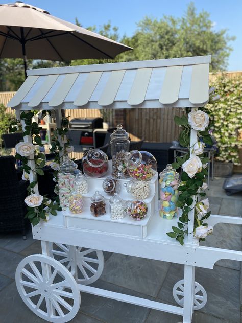 Diy Desert Cart, Sweet Cart Ideas, Dessert Cart Ideas, Diy Sweet Cart Wedding, Desert Cart, Table Top Sweet Cart, Frose Cart Wedding, Candy Cart Plans, Sweets Cart