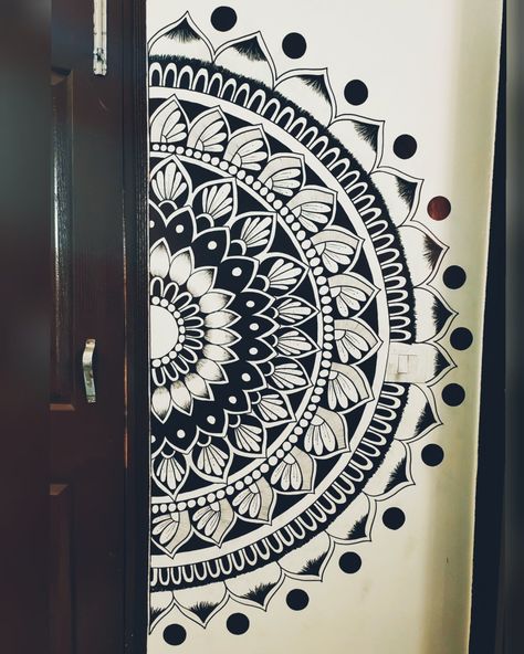 Wall Decor Mandala, Wall Mandala Art Ideas, Wall Paint Designs Mandala, Easy Drawings For Bedroom Walls, Mandala Wall Art Murals Home Decor, Simple Wall Mandala Painting, Simple Mandala Art Wall Painting, Mandala Drawing In Wall, How To Draw Mandala On Wall