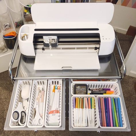 7 Ways To Store Cricut Pens And Markers - Organized-ish by Lela Burris Cricut Organization, Cricut Pens, Cricut Storage, Craft Cart, Pens And Markers, Craft Shed, Cricut Supplies, Cricut Hacks, Idee Cricut