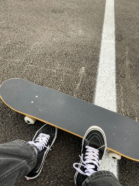 skateboard vans Skateboard Guy Aesthetic, Ethan Aesthetic Core, Skateboard Aesthetic Boy, Skater Aesthetic Boy, Skate Asthetic, Maria Aesthetic, Aesthetic Skateboard, Tennis Vans, Vans Aesthetic