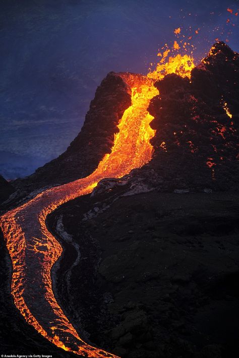 Sightseers climb to the edge of erupting Iceland volcano as lava cascades down mountainside | Daily Mail Online Volcano Pictures, Iceland Volcano, Visuell Identitet, Erupting Volcano, Greek Pantheon, Lava Flow, Active Volcano, Thermal Imaging, Natural Phenomena