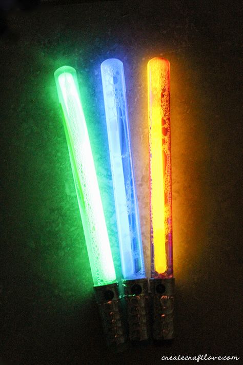 Bubble Wand Lightsabers Glow Stick Crafts, Diy Lightsaber, Glow Stick Wedding, Diy Glow, Glow Birthday, Fun Projects For Kids, Star Wars Light Saber, Bubble Lights, Star Wars Cake