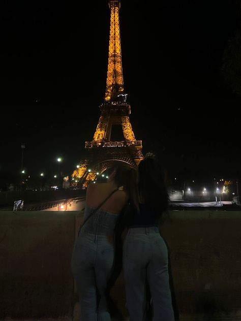 Paris Bff Pictures, 2 Girl Bff, Paris Friends Pictures, Paris With Best Friend, Paris Best Friends, Besties In Paris, Best Friends In Paris, Paris With Friends, Aesthetic Bff