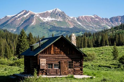 Cabins in Colorado Need a Caretaker, and You Could be It. Hocking Hills Cabins, Colorado Cabins, Summer Cabin, Cabin Aesthetic, Visit Colorado, Telluride Colorado, Vintage Cabin, Solar Panels For Home, Getaway Cabins