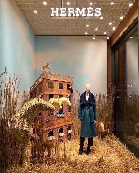 Visual Merchandising News on Instagram: "@hermes 🤩 - #hermes #visualart #visualmerchandising #design #inspiration #designideas" Small Window Display, Hermes Exhibition, Hermes Display, Store Visual Merchandising, Hermes Window, Summer Window Display, Museum Interior, Retail Store Display, Interior Design Plan