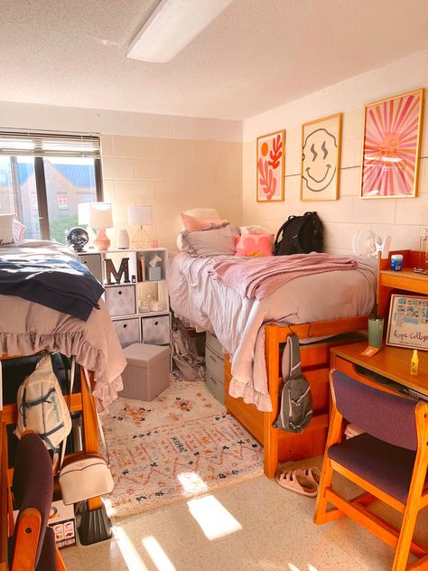 Dorm Inspo Homey, Apartment Style Dorm Room Ideas, Cofc Dorm, Collage Dorm Room, Lofted Dorm Beds, Pretty Dorm Room, Dorm Room Colors, Bohemian Dorm, Dorm Room Layouts