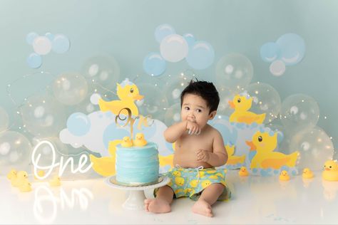 Bubbles and duck cake smash for boy Duck Birthday Theme, Cake Smash Boy, Rubber Ducky Birthday, Boy Cake Smash, Cake Smash Inspiration, Cake Smash Theme, Duck Cake, Smash Cake Girl, Baby Cake Smash