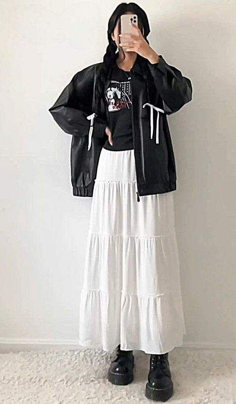 Tiktok: Fitsandbits Maxi Skirt Hoodie Outfit, Black Flowy Skirt Outfit, Flowy Skirt Outfit, Black Maxi Skirt Outfit, Black Sweatshirt Outfit, Black Coat Outfit, Random Outfits, Silver Bag, College Outfit