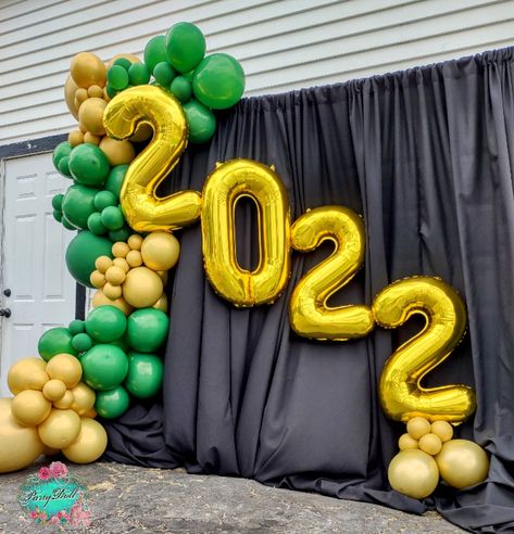 Green And Black Graduation Party Ideas, Green Graduation Party Ideas, Green And Gold Graduation Party Ideas, Green And Gold Graduation, Graduation Balloon Garland, Green Graduation Party, 30th Ideas, Class Reunion Decorations, College Grad Party