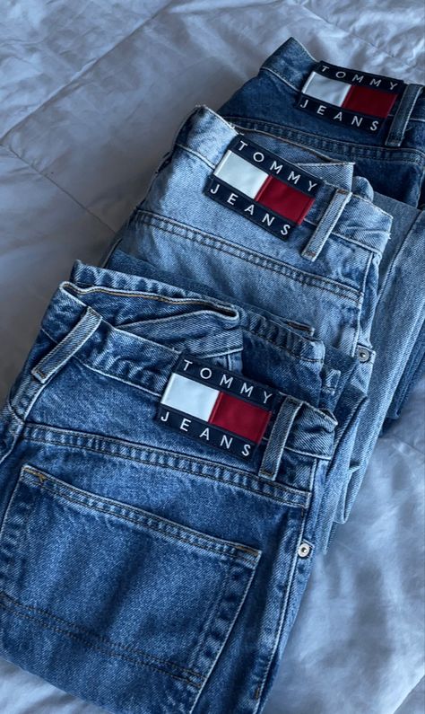 Tommy Hilfiger Jeans Outfit, Tommy Hilfiger Aesthetic, Tommy Hilfiger Outfits, Style Inspo Aesthetic, Tommy Jeans Sweatshirt, Jeans Outfit Men, Khaki Pants Men, Tshirt Design Men, Tommy Hilfiger Jeans